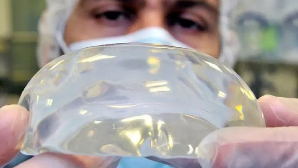 Cili është vendi që ndalon protezat e gjirit për qëllime estetike nën 18 vjeç? proteza e gjirit