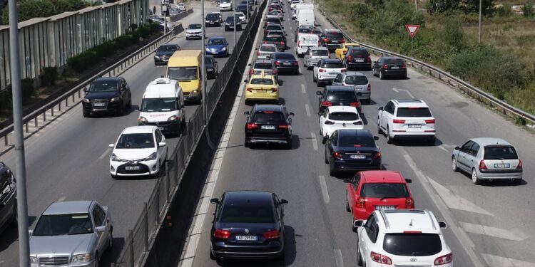 Qarkullimi gjatë sezonit turistik, policia nis kufizimet në fundjavë në disa akse të vendit trafik tirane 750x375 1