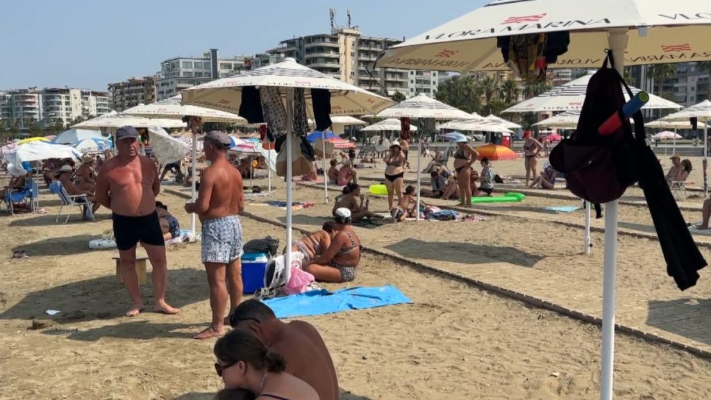 Bashkia vendos çadra falas në plazhin publik në Vlorë 0 2024 07 29T123030.489