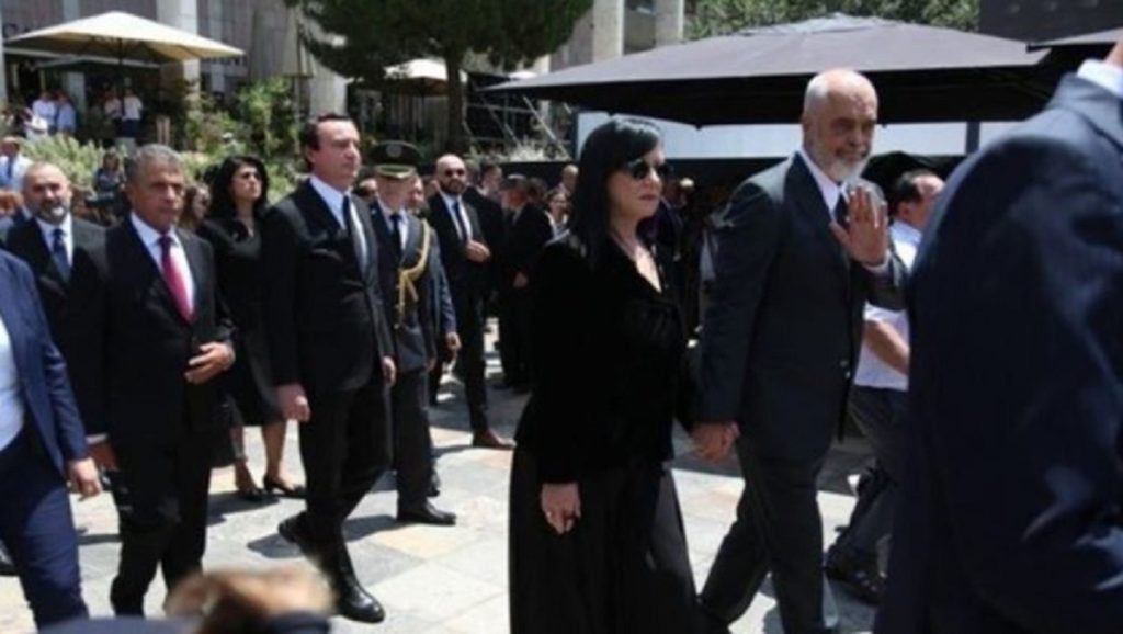 Ramën dhe Kurtin nuk i bënë bashkë as Ismail Kadare, dy kryeministrat shmangin njëri-tjetrin gjatë homazheve 1 1