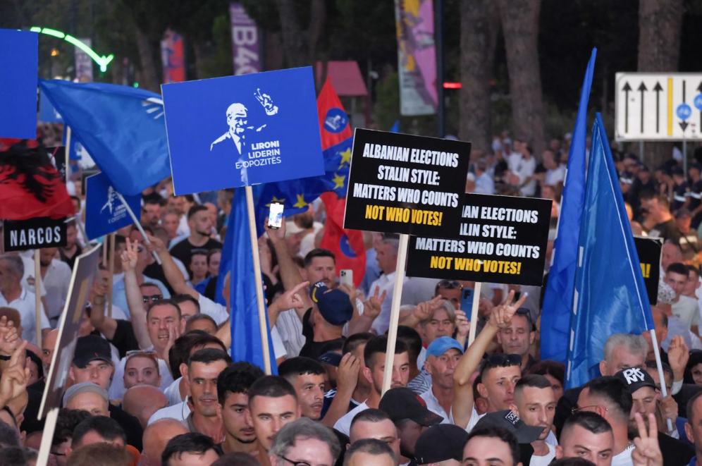 "Lironi Berishën", pankartat e militantëve në protestën para Kryeministrisë 1 11sb