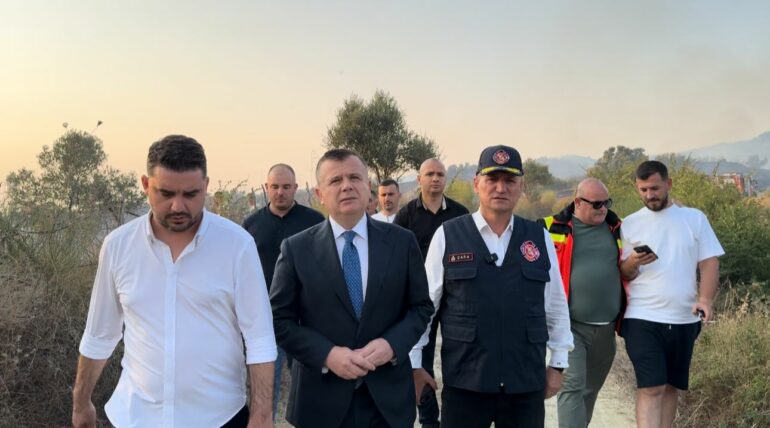 Vatra e zjarrit në Kavajë, ministri Balla në terren ndjek nga afër operacionin. Policia ka evakuar banorët 36b5fc2a b1c9 432f a79e 99b1e7485539 770x428 1