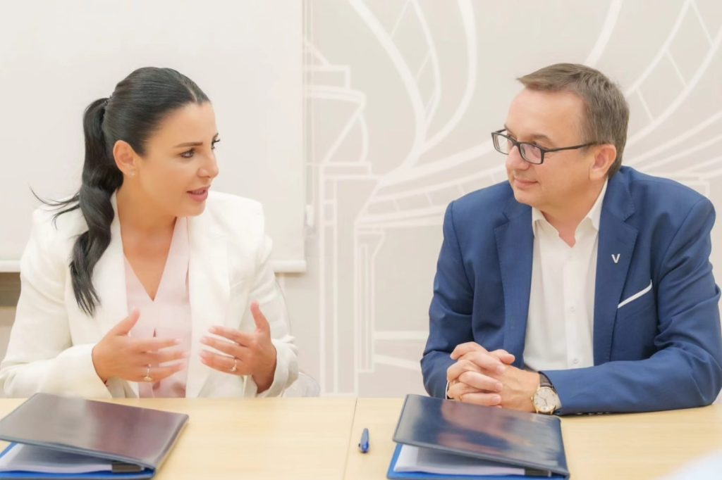 Firmoset marrëveshja për ndërtimin e parkut të parë eolik, zv/kryeministrja Balluku: Së shpejti edhe dy kontrata të tjera 1 451859915 914356450732356 6739159035036538769 n