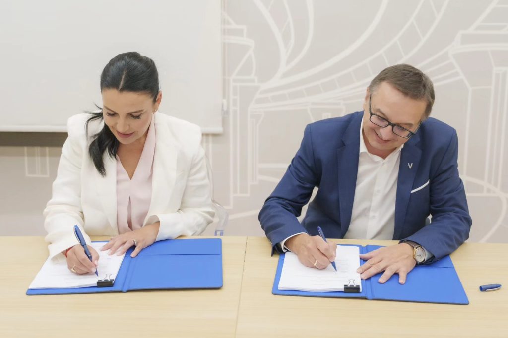 Firmoset marrëveshja për ndërtimin e parkut të parë eolik, zv/kryeministrja Balluku: Së shpejti edhe dy kontrata të tjera 4 451867092 914356447399023 1807954628401660129 n