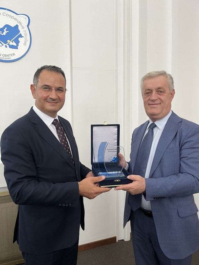Kryepolici Rrumbullaku në Bukuresht: Më shumë shkëmbim informacioni dhe operacione të përbashkëta 453029915 879689150863098 854789353505735057 n 696x928 1