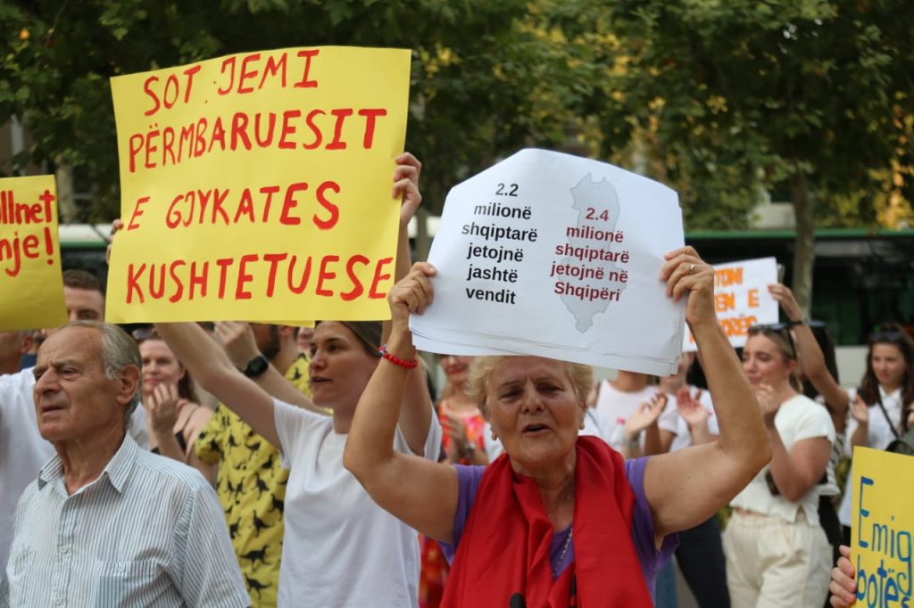 FOTO/ Diaspora protestë para Kuvendit: Dua të votoj në 2025 3 5a58a20c 3ecf 4b88 8f7e 4d32edaf597e