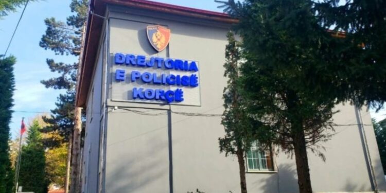Korçë\ Kanosi babanë, dhunoi gruan dhe grabiti një banesë, pranga 41-vjeçarit 800 0 policia korce 960x540 1 750x375 1