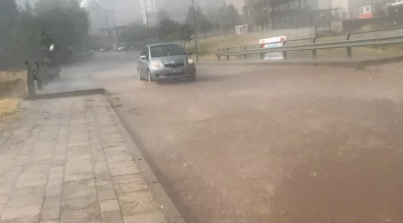Në mes të temperaturave ekstreme, ndodh stuhi shiu në këtë qytet të vendit. Bllokohen edhe rrugët Capture 123