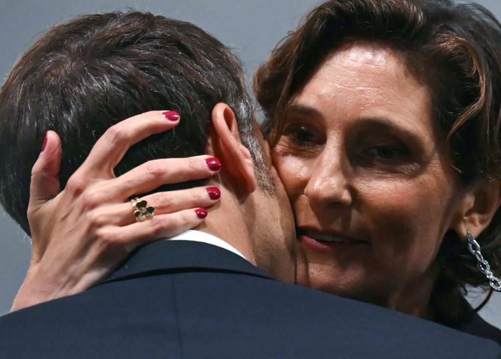 FOTO/ Ministrja dhe ”puthja pasionante” me Macron, ajo është nënë e tre fëmijëve dhe një figurë… Capture 96