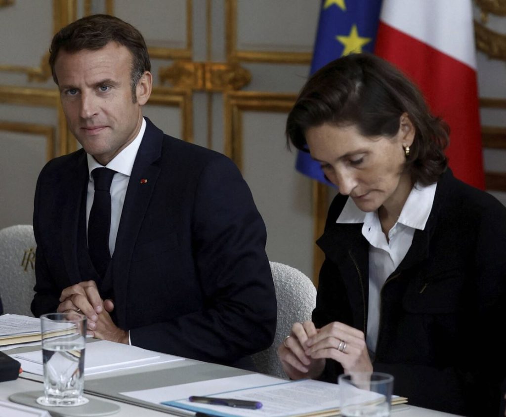 FOTO/ Ministrja dhe ''puthja pasionante'' me Macron, ajo është nënë e tre fëmijëve dhe një figurë... 1 Capture 97