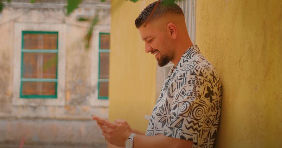 VIDEO/ ”Që sa kohë s’jemi pa”, Florion Thaqi rikthehet me një projekt veror Florion