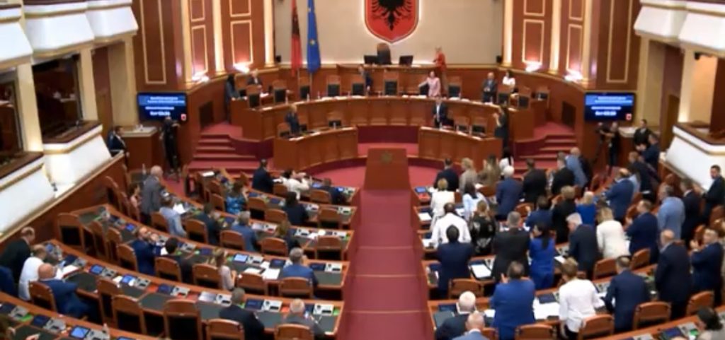 Nikolla largohet nga Parlamenti, deputetët e PS dhe të PD ngrihen në këmbë dhe e duartrokasin 1 IMG 6690