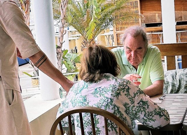 Regjisori i njohur Oliver Stone për pushime në jug të Shqipërisë Regjisori i njohur Oliver Stone per pushime ne jug te Shqiperise
