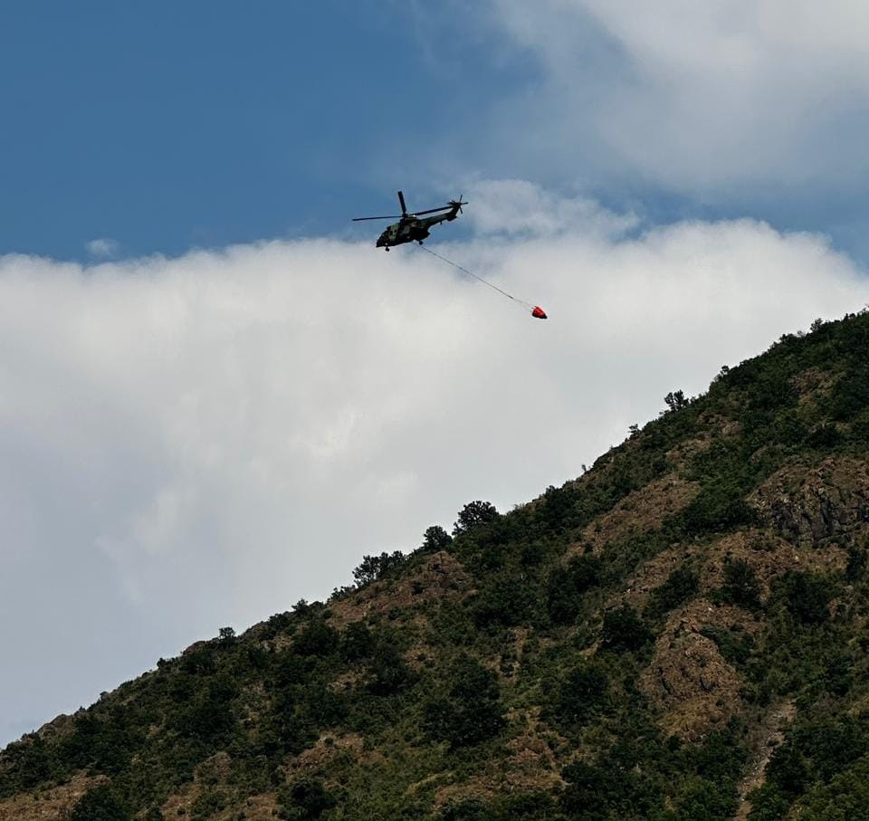 Një helikopter po shuan zjarret në Madhesh 1 WhatsApp Image 2024 07 16 at 18.09.12