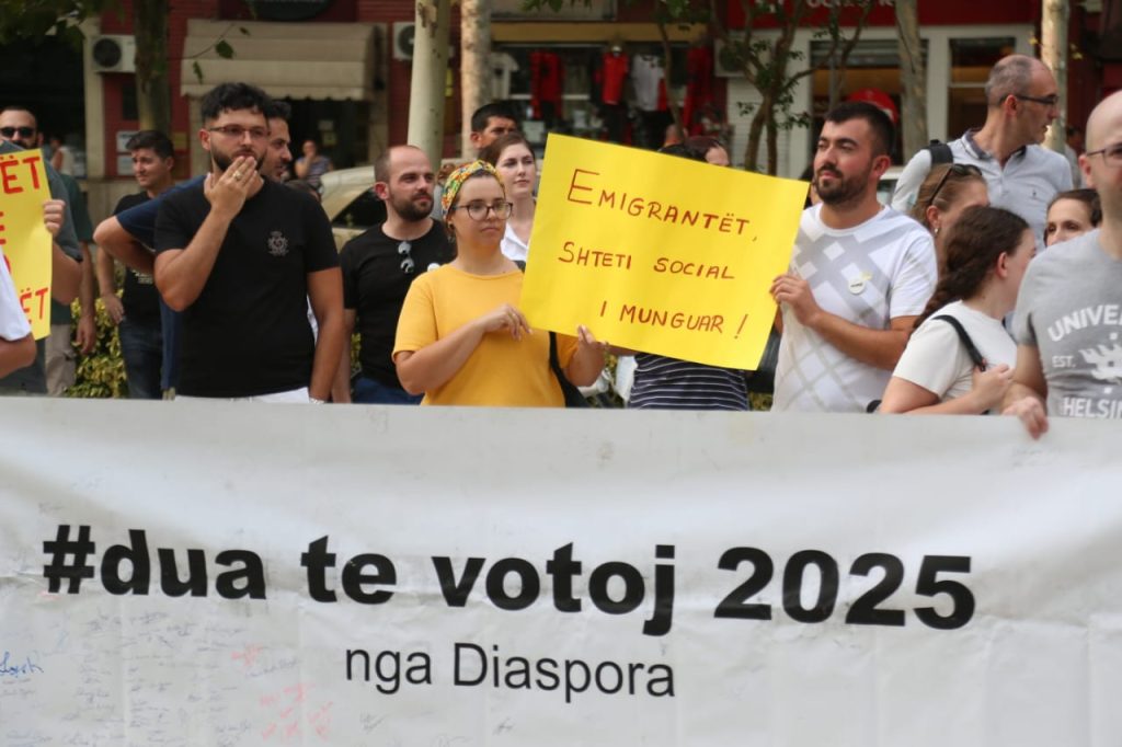 FOTO/ Diaspora protestë para Kuvendit: Dua të votoj në 2025 1 WhatsApp Image 2024 07 18 at 19.01.28