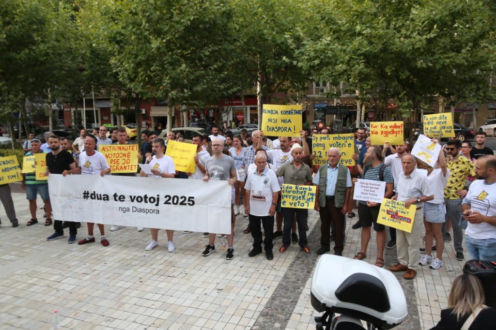 FOTO/ Diaspora protestë para Kuvendit: Dua të votoj në 2025 2 WhatsApp Image 2024 07 18 at 19.01.29