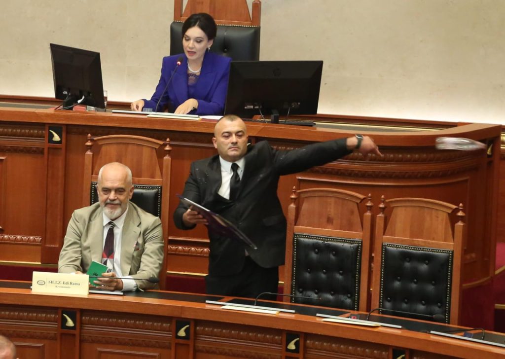 FOTO/ Gardisti si ''Spider-Man'', mbron Edi Ramën nga shishja që e hodhi deputetja e PD-së 1 WhatsApp Image 2024 07 30 at 18.43.33 1