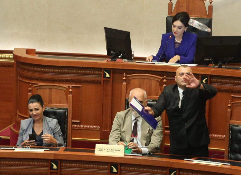 FOTO/ Gardisti si ''Spider-Man'', mbron Edi Ramën nga shishja që e hodhi deputetja e PD-së 2 WhatsApp Image 2024 07 30 at 18.43.33
