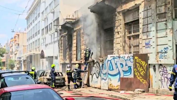 Zjarr i madh në qendër të Athinës athine