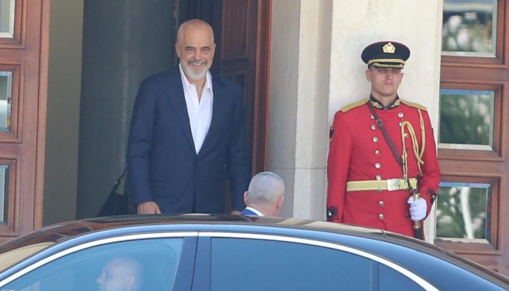 I paraqiti personalisht Begajt propozimet për ndryshimet në qeveri, Rama largohet nga Presidenca edi rama 1