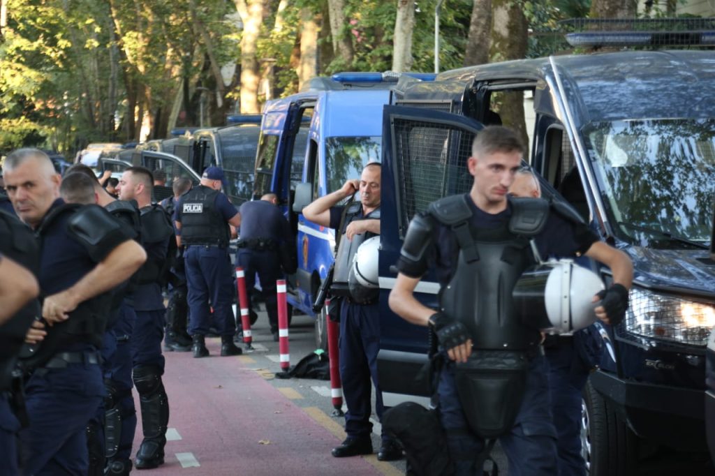 VIDEO/ Militantët e Berishës me makina luksoze drejt Tiranës për protestën. Blindohet Kryeministria 1 foto proteste