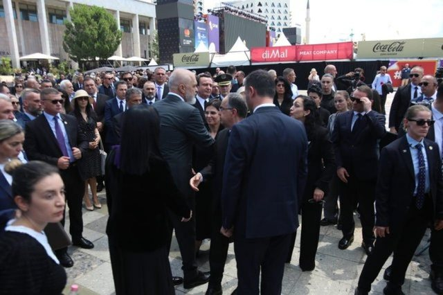 Ramën dhe Kurtin nuk i bënë bashkë as Ismail Kadare, dy kryeministrat shmangin njëri-tjetrin gjatë homazheve 1 image 7