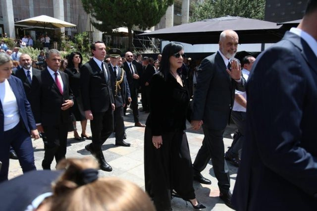 Ramën dhe Kurtin nuk i bënë bashkë as Ismail Kadare, dy kryeministrat shmangin njëri-tjetrin gjatë homazheve 2 image 8