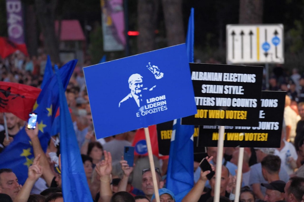 “Lironi Berishën”, pankartat e militantëve në protestën para Kryeministrisë lironi saliun