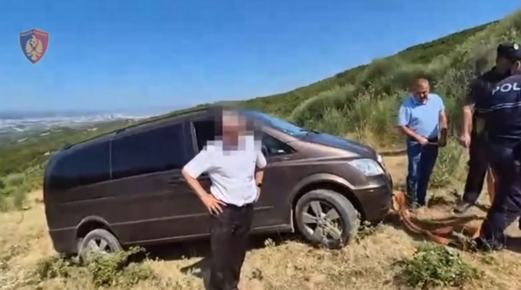 VIDEO/ Humbën rrugën në mal, Policia ndihmon 5 turistët gjerman policia 4
