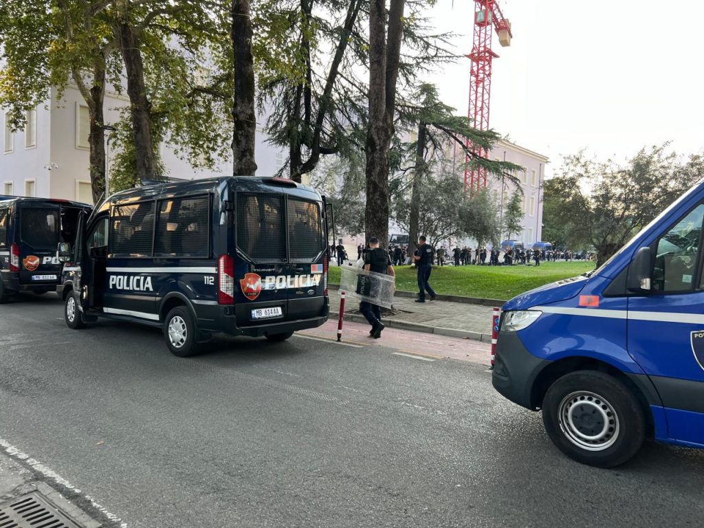VIDEO/ Militantët e Berishës me makina luksoze drejt Tiranës për protestën. Blindohet Kryeministria 4 protesat4