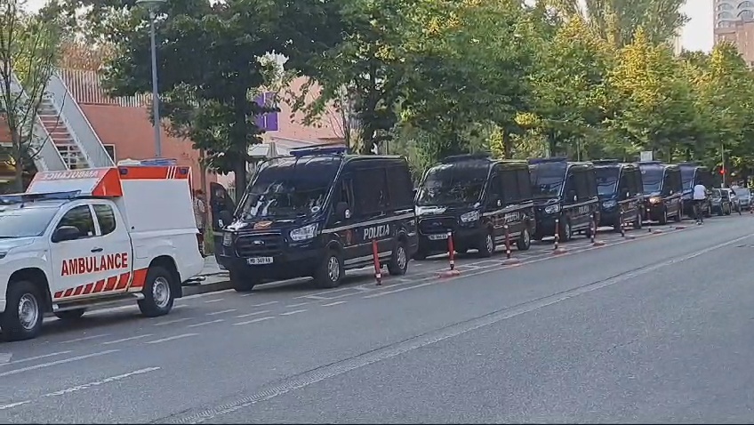 VIDEO/ Militantët e Berishës me makina luksoze drejt Tiranës për protestën. Blindohet Kryeministria 7 protesat6