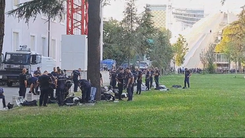 VIDEO/ Militantët e Berishës me makina luksoze drejt Tiranës për protestën. Blindohet Kryeministria 6 protesta policia