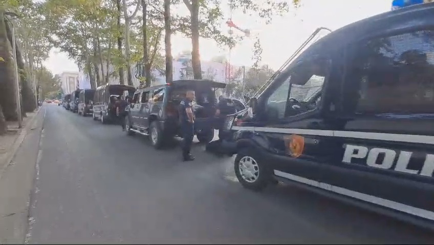 VIDEO/ Militantët e Berishës me makina luksoze drejt Tiranës për protestën. Blindohet Kryeministria 5 protesta63
