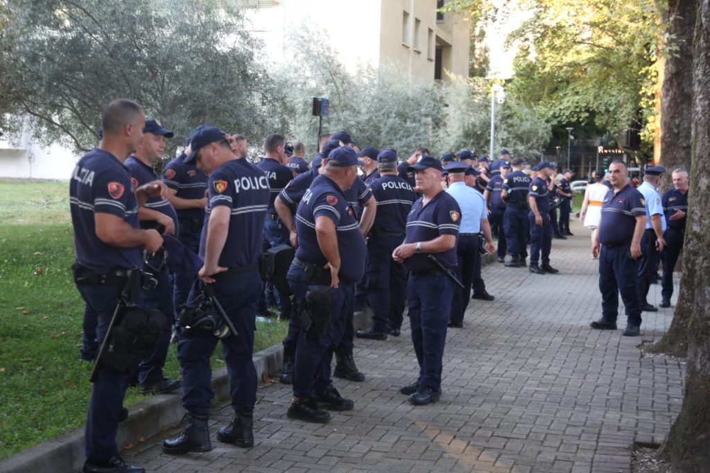 VIDEO/ Militantët e Berishës me makina luksoze drejt Tiranës për protestën. Blindohet Kryeministria 2 protesta633
