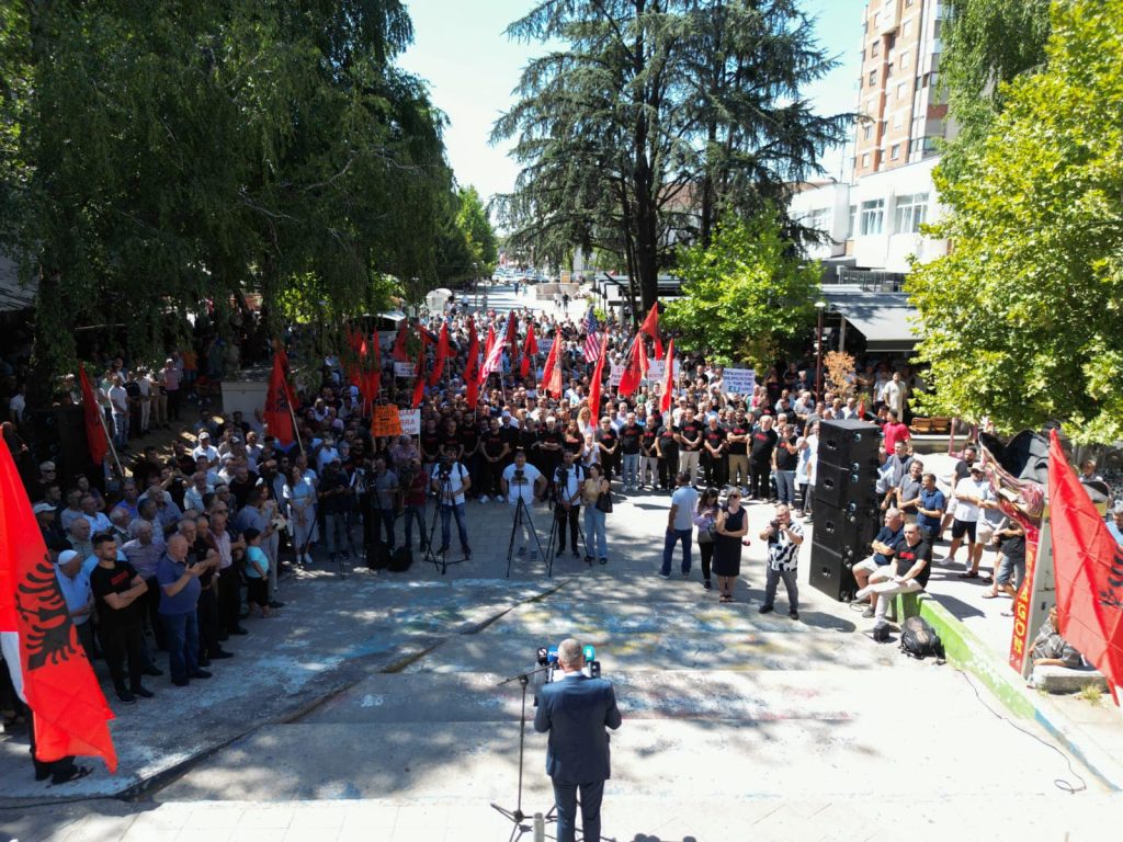 FOTO/ Shqiptarët dalin në protestë, Lutfiu: Serbia po bën pastrim etnik, kërkon të na bëjë pakicë në Bujanoc 2 454969607 10228818509101875 3057090869685892094 n