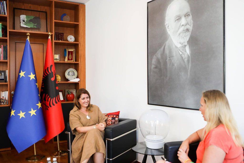 Manastirliu pret Eva Buzon që notoi nga Italia në Vlorë: Burim frymëzimi për të rinjtë që sportin ta bëjnë pjesë të jetës 1 456334916 1032929204870582 2890102897774519538 n