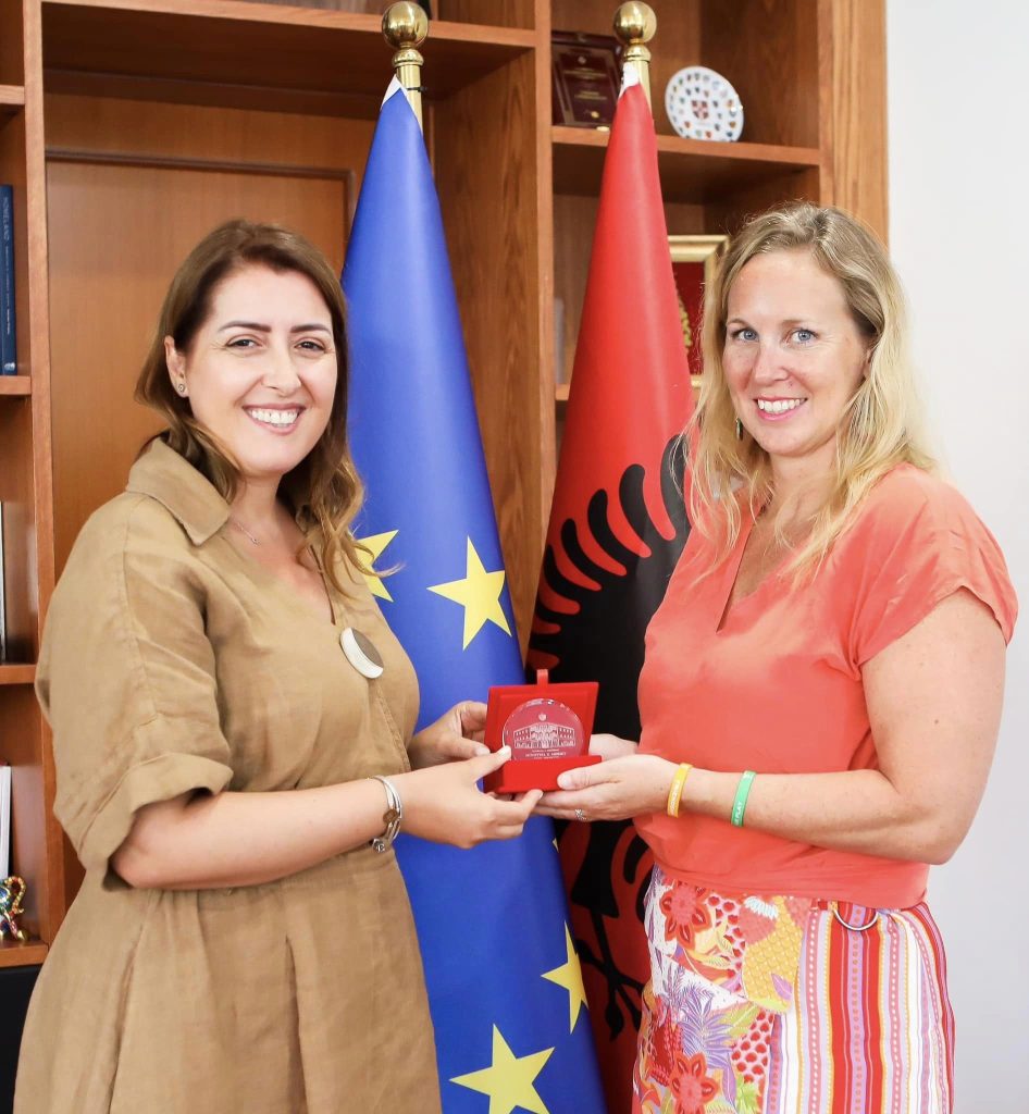 Manastirliu pret Eva Buzon që notoi nga Italia në Vlorë: Burim frymëzimi për të rinjtë që sportin ta bëjnë pjesë të jetës 2 456460744 1032929218203914 4961231400655989634 n