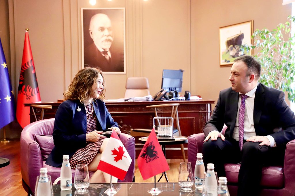 FOTO/ Bashkëpunimi dypalësh, ministri i Brendshëm Ervin Hoxha pret ambasadoren e Kanadasë në Tiranë 457137893 122112046712450238 1862246034508526295 n
