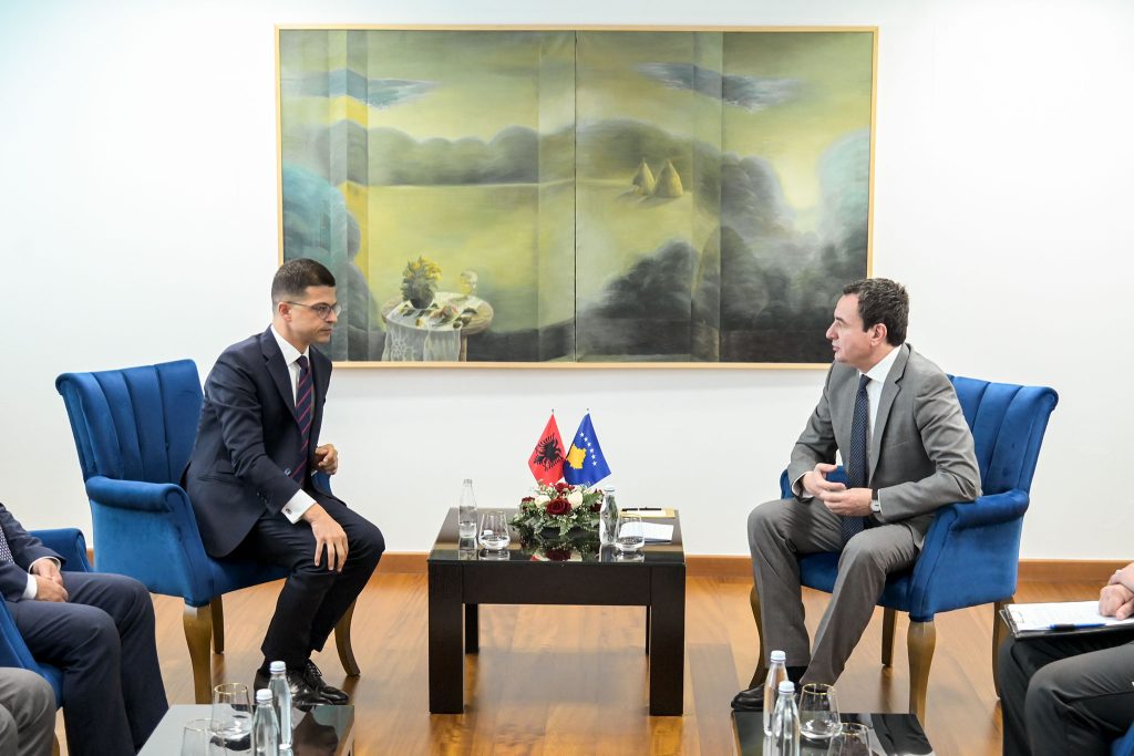 Priti në takim Vëngun, Kurti: Folëm për raportet vëllazërore, rritje të bashkëpunimit mes ministrive të mbrojtjes 457564751 1059846648842395 1634981234544823766 n