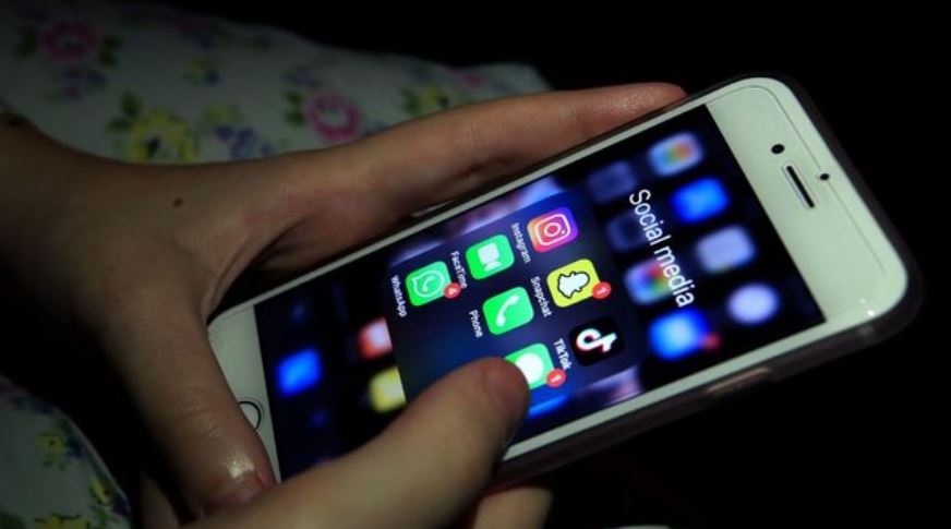Shantazhonte në rrjete sociale të miturën, shpallet në kërkim 23-vjeçari në Gramsh Capture 100