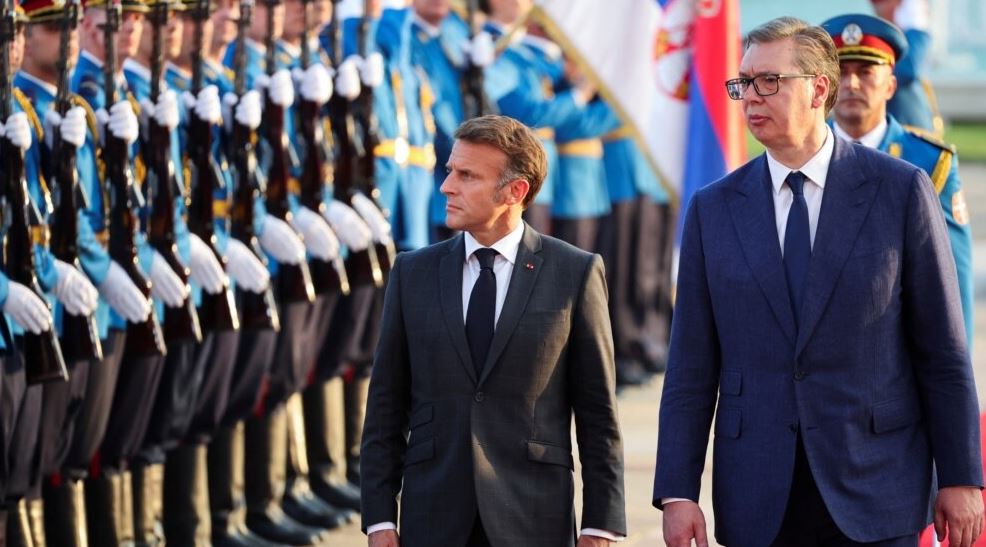Presidenti francez në Serbi për të diskutuar lidhjet e saj me BE-në, shitjen e avionëve ushtarakë dhe marrëdhëniet me Kosovën Capture 105