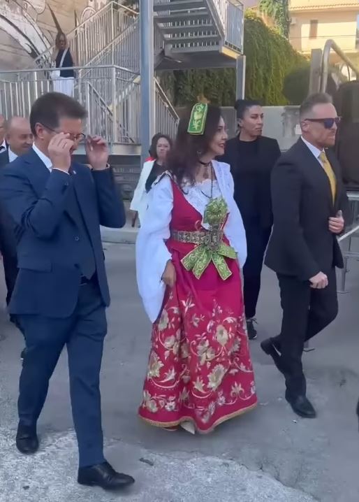 VIDEO/ Arbëreshët e Italisë presin Spiropalin, vishet me kostumin tradicional në përurimin e statujës së Skënderbeut Capture 114