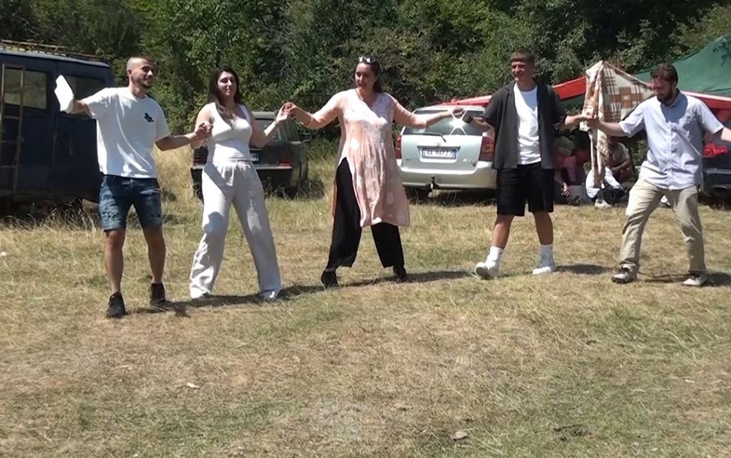 Festa e vëllazërimit në Mat, emigrantët mblidhen çdo vit në fshatin Guri i Bardhë Guri i Bardhe festa