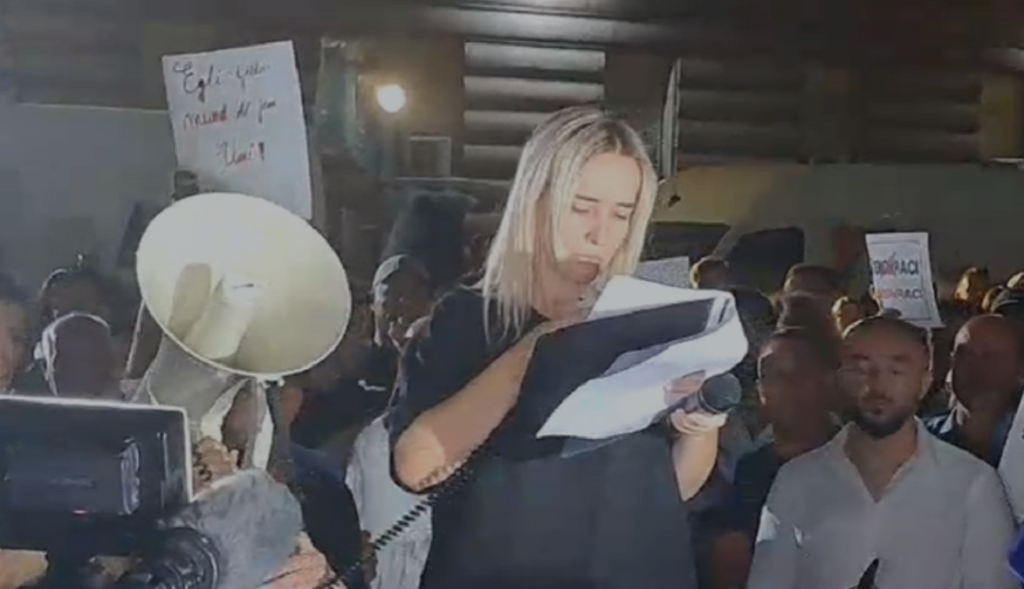 “Vëllain tim e vranë 4 kriminelë”, motra e Egli Progës mbytet në lot gjatë fjalimit Jonida Proga