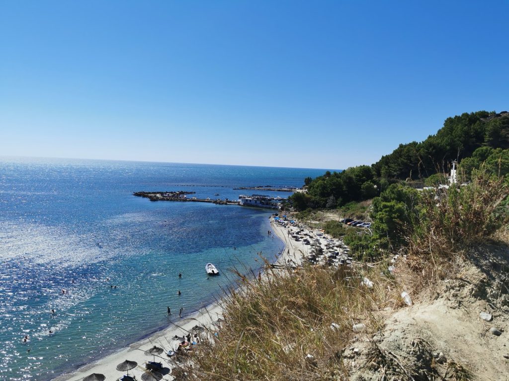 Plazhi i Currilave, një pikë kryesore e turizmit në Durrës. Pushuesit vlerësojnë për ujin e pastër dhe natyrën e bukur Plazhi i Currilave