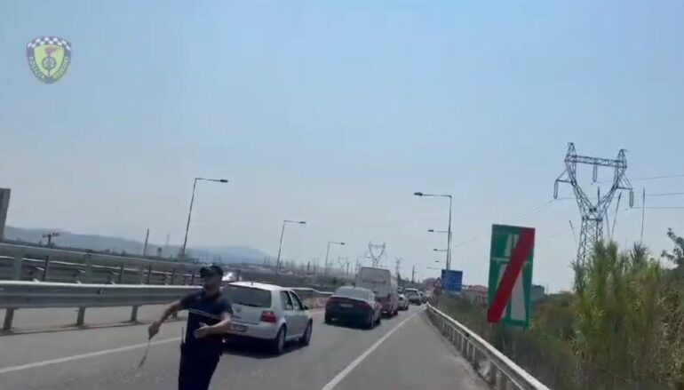 Trafik i madh në hyrje të Elbasanit, Policia: Ka ngadalësim të lëvizjeve të mjeteve, kemi shtuar patrullat Policia Rrugore Elbasan1 770x439 1
