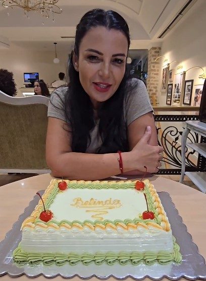 VIDEO/ Torta ”Belinda”, kampione në shitje. Zv/kryeministrja Balluku suprizohet në Fier nga deputetja Screenshot 2 8 e1723650384399