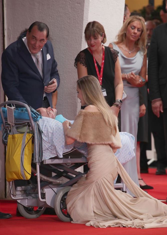 FOTO/ Angelina Jolie gjunjëzohet dhe bisedon me një person të sëmurë 1 joli