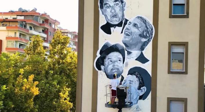 Murale parodistëve të Vlorës, kryeministri Edi Rama ndan pamjet parodiste