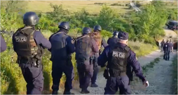 Qëlloi me armë drejt policisë, RENEA dhe FNSH nisin kërkimet nga toka dhe ajri për autorin policia 3